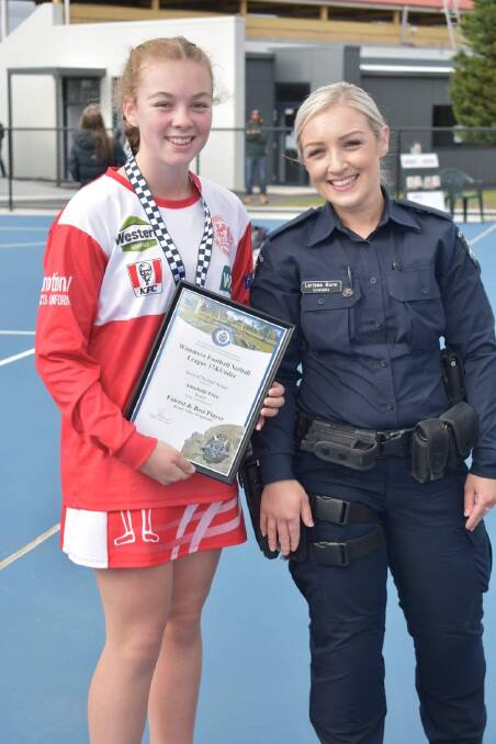 Ararat 17 and Under netballer Annabelle Price receiving her award from Ararat Police Officer Constable Larrisa GUNN. Picture: CONTRIBUTED