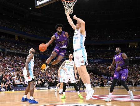 Derrick Walton Jr (2-l) played a crucial part in the Sydney Kings' 77-69 win over the NZ Breakers. (Dean Lewins/AAP PHOTOS)