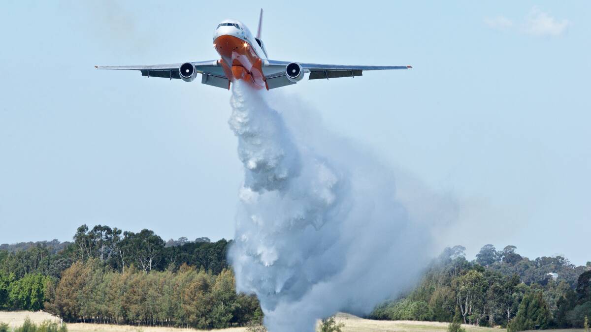Plane drops one load of water on Scotsburn fire then returns to Sydney | video